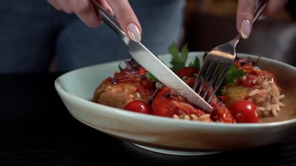 Restaurantgast probiert Gericht mit Gabel und Messer. Frauenhände in Großaufnahme. — Stockvideo