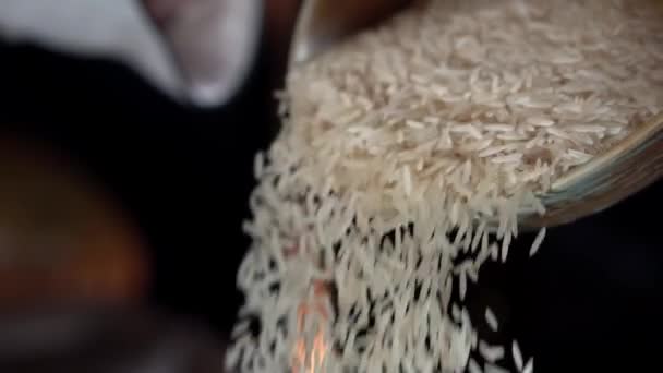 Chef versant du riz du bol — Video