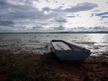 Muhteşem günbatımı sona erdi, ufukta turuncu güneş yükseliyor.