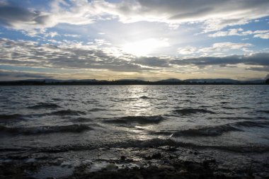 Muhteşem günbatımı sona erdi, ufukta turuncu güneş yükseliyor.