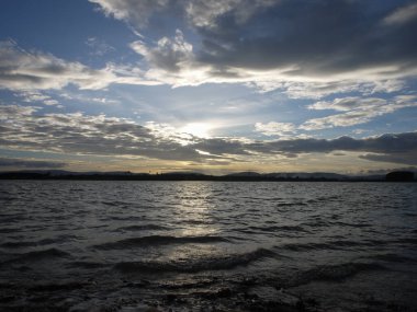 Muhteşem günbatımı sona erdi, ufukta turuncu güneş yükseliyor.