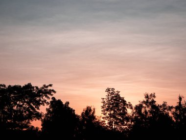 Muhteşem günbatımı sona erdi, ufukta turuncu güneş yükseliyor.