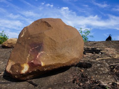 Tayland 'da mavi gökyüzü ile büyük bir kaya.