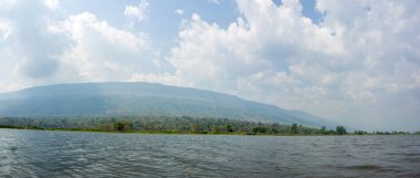 Tayland 'ın güzel dağlarının ve nehirlerinin panoramik manzarası