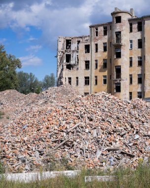 Patlamadan önce eski bir bina ön planda bir moloz yığını olan Riga