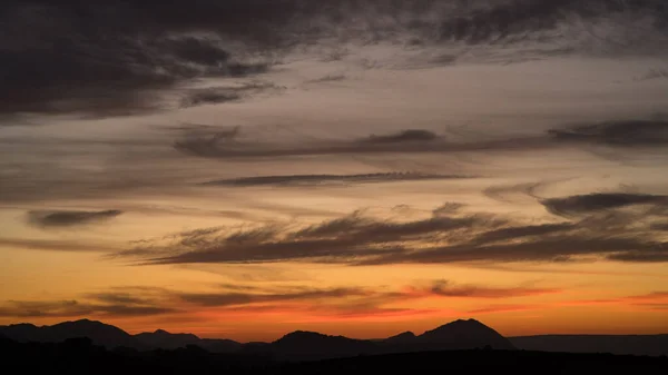 Мягкие Пастельные Цвета Небе После Заката Темные Облака Над Долинами — стоковое фото