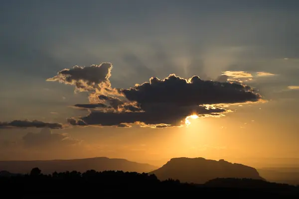 Luz Gloriosa Rayos Sol Mientras Sol Asoma Desde Detrás Una — Foto de Stock