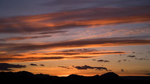 Vackert Ljus Och Moln Solnedgången Över Mörka Avlägsna Kullar Valenciana — Stockfoto