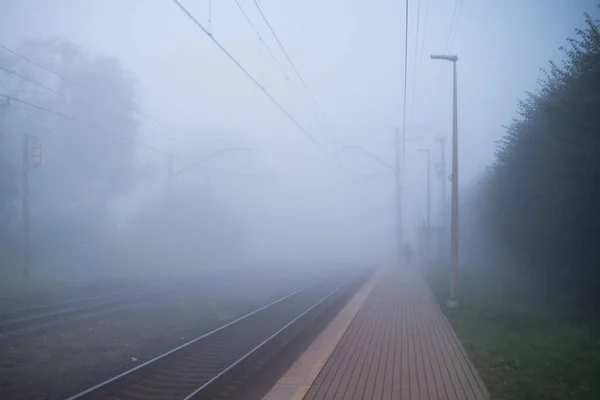 Ένα Μοναχικό Άτομο Πυκνή Ομίχλη Μια Πλατφόρμα Του Σιδηροδρομικού Σταθμού — Φωτογραφία Αρχείου
