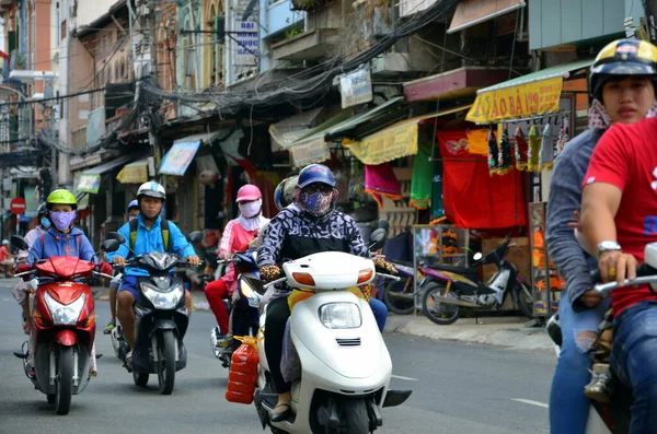 Grupa Ludzi Motocyklach Ulicy Miejskiej — Zdjęcie stockowe