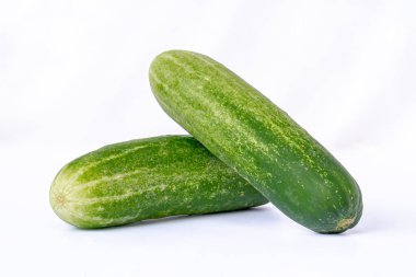 Taze sebzeler için iki salatalık, beyaz arka planda izole edilmiş, kopyalama alanı.