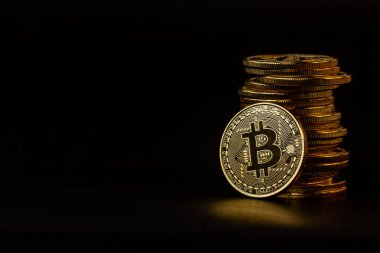 Şu anda popüler olan ve ABD Doları 'na kıyasla değeri giderek artan bir altın rengine sahip bir Bitcoin yığını. Ödeme, finans, yatırım ve ekonomi kavramları için
