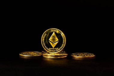 Altın rengi olan bazı Ethereum sikkeleri şu anda popülerdir ve ABD Doları 'na kıyasla değeri artmaktadır. Ödeme, finans, yatırım ve ekonomi kavramları için