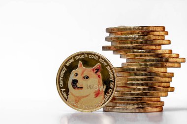Şu anda popüler olan ve ABD Doları 'na kıyasla değeri artan bir altın rengine sahip bir Dogecoin yığını. Ödeme, finans, yatırım ve ekonomi kavramları için