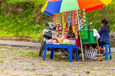 Genellikle okullarda ve kalabalık yerlerde takılan gezgin bir içecek satıcısı. YOGYAKARTA, İNDONEZYA - 28 Ekim 2021.