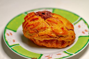 Kahvaltıda ya da kahveli menüde servis edilen yuvarlak profiterol keki.