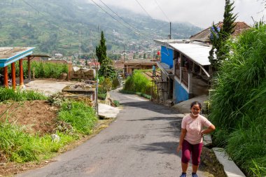 COVID-19 salgını nedeniyle aktivite kısıtlamalarını azaltmaya başladıktan sonra, Merapi Dağı yürüyüş alanında yürüyüş faaliyetleri. Selo, Merapi Dağı.