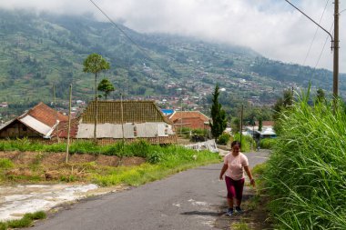 COVID-19 salgını nedeniyle aktivite kısıtlamalarını azaltmaya başladıktan sonra, Merapi Dağı yürüyüş alanında yürüyüş faaliyetleri. Selo, Merapi Dağı.