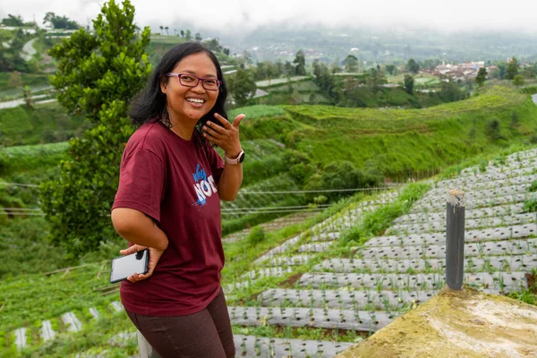 一个亚洲女人在农村微笑着 背负着种植在高山的梯田上的蔬菜 这是大自然的概念 — 图库照片