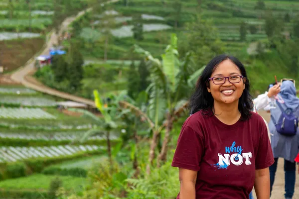 一个亚洲女人在农村微笑着 背负着种植在高山的梯田上的蔬菜 这是大自然的概念 — 图库照片