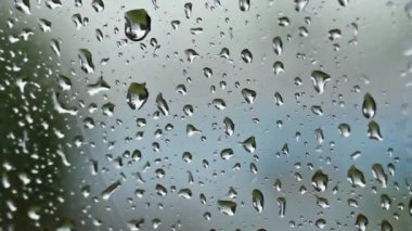 Yağmurlu bir günde yağmur damlaları ön cama sıçrar, görüş mesafesini azaltır.