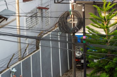 Elektrik ve iletişim ağları için kablolar kaotik ve düzensiz görünüyor, ihtiyaç, tehlike ve stres arasında yeni sorunlar yaratıyor