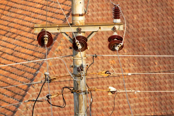 印度尼西亚的电力安装网络 街道上有混凝土柱 与民房相邻 在能源需求和危险之间 — 图库照片
