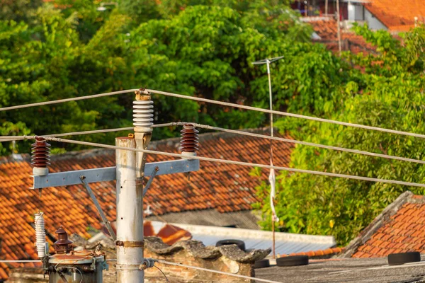 印度尼西亚的电力安装网络 街道上有混凝土柱 与民房相邻 在能源需求和危险之间 — 图库照片