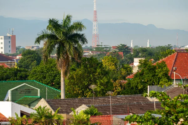 Pohled Shora Střech Domů Okraji Tegalu Indonésii Mírně Zataženou Oblohou — Stock fotografie