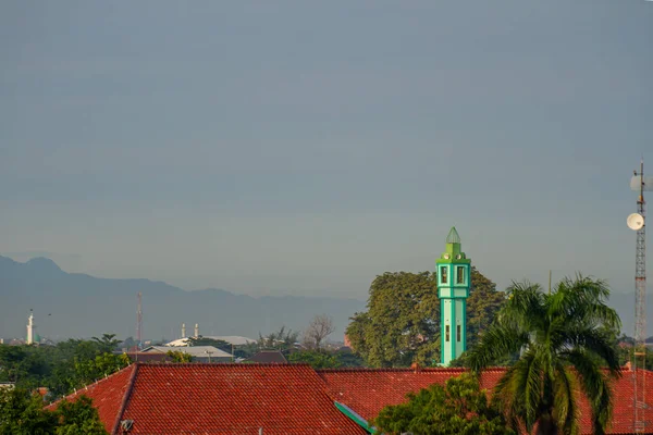少し曇った空の背景を持つインドネシアのタゴール郊外の家の屋根からのトップビュー — ストック写真