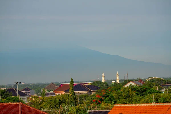 인도네시아의 외곽에 집들의 위에서 바라본 구름낀 — 스톡 사진