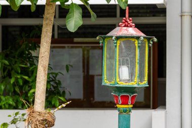 Benzersiz bir şekli olan bir bahçe lambası, Endonezya 'nın Java adasında kraliyet kültürüne özgü bir özelliğe sahiptir.