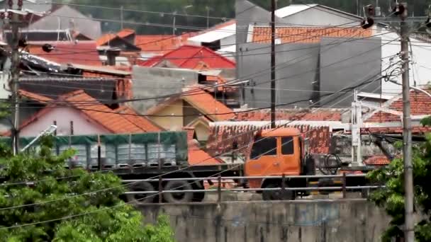 在Covid 19大流行病期间 货车继续正常运行 卡车在印度尼西亚泰加尔的省级公路上通行 运送基本必需品 — 图库视频影像