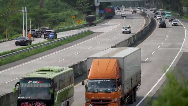 Bawen Salatigaの有料道路の状況は年末の休日の前に混雑しているように見えますが 滑らかで Covid 19パンデミックは自家用車で旅行する意図を損なっていません — ストック動画