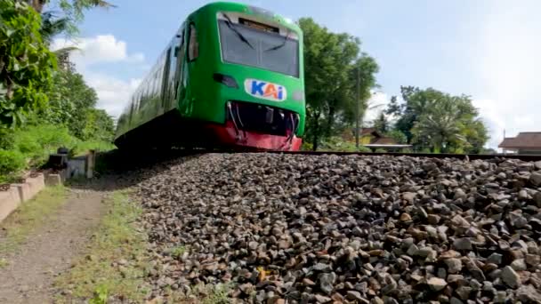 Vlak Projíždí Železnici Venkovské Oblasti Hromadná Doprava Která Provozu Během — Stock video