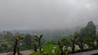 Yüksek yerlerdeki binalardan görüldüğü üzere köyü kaplayan ince sis, dağlık bölgelere özgü su ve soğuk hava getirdi..