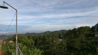 Dağlık bölgelerde bulunan ve serin bir sıcaklığa, yeşilliğe ve doğaya sahip bir köyün manzarası