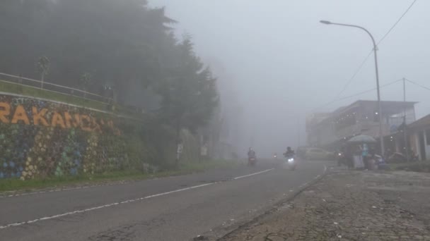Dikke Mist Snelwegen Hooglanden Vermindert Het Zicht Gevaarlijk Voor Weggebruikers — Stockvideo