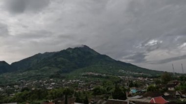 Merapi Dağı 'nın kuzey yamacındaki bir köyün yüksekliği havayı soğuk ve sisli yapar.