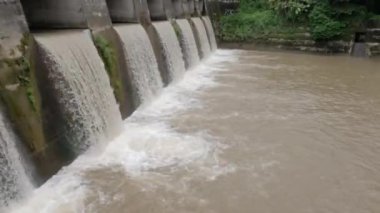 Merapi Dağı 'nın yukarısındaki bir nehrin akışını düzenleyen küçük bir şelale. Su bulutlu çünkü tarımsal atık çamur ve patlama ürünleri taşıyor.