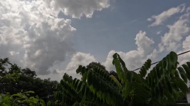 Lapso Tempo Nuvens Brancas Vistas Telhado Uma Aldeia Residencial Mudanças — Vídeo de Stock