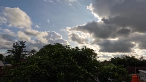 Lapso Tempo Nuvens Brancas Vistas Telhado Uma Aldeia Residencial Mudanças — Vídeo de Stock