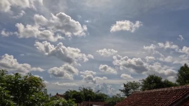 Lapso Tempo Nuvens Brancas Vistas Telhado Uma Aldeia Residencial Mudanças — Vídeo de Stock