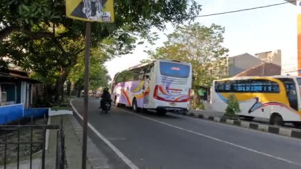 インドネシアのヨガイアカータ 2022年5月3日 2022年のEidの2日目の午前中のジョグジャカルタ市へのメインストリートの状況 — ストック動画