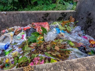 Köyün kıyısındaki çöp sığınağı, doğal atık, plastik, ev atıkları ve diğer şeylerle karıştırıldığında, özel bir yere atılmadan veya işlenmeden önce geçici bir yer olarak kullanılıyor..