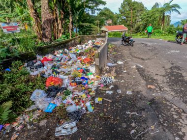 Köyün kıyısındaki çöp sığınağı, doğal atık, plastik, ev atıkları ve diğer şeylerle karıştırıldığında, özel bir yere atılmadan veya işlenmeden önce geçici bir yer olarak kullanılıyor..
