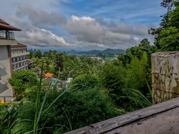 Dağlık arazide serin hava ile doğal manzara, yeşil bitkiler temiz hava sağlar.