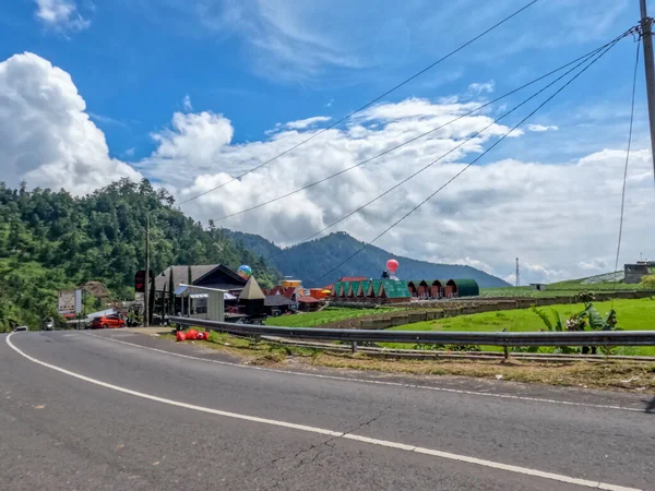 Dağlık bölgelerdeki doğal manzara serin hava, açık ve güneşli gökyüzü sakin yol koşulları ve yeşil bitkiler temiz hava sağlıyor.