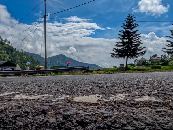 Dağlık bölgelerdeki doğal manzara serin hava, açık ve güneşli gökyüzü sakin yol koşulları ve yeşil bitkiler temiz hava sağlıyor.