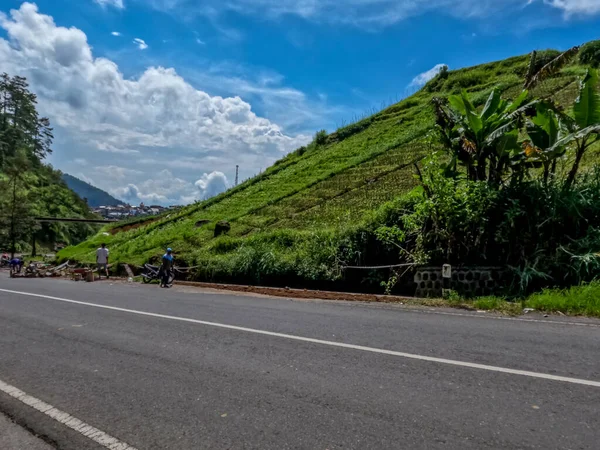 Dağlık bölgelerdeki doğal manzara serin hava, açık ve güneşli gökyüzü sakin yol koşulları ve yeşil bitkiler temiz hava sağlıyor.